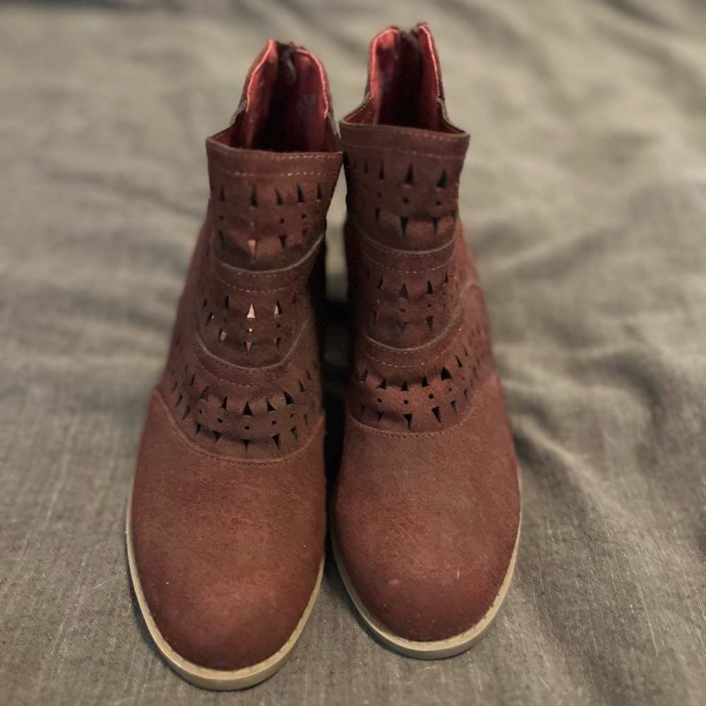 Eyelet Maroon heels booties